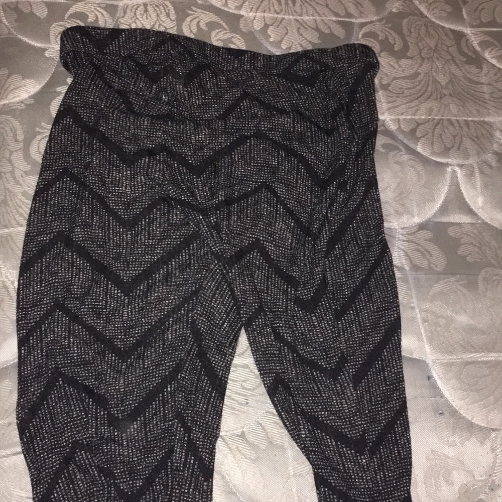 grey patterned pants (leggings)